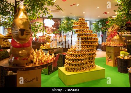 Lindt Gold Bunny espone al Lindt Boutique Shop and Cafe, Francoforte, Germania Foto Stock