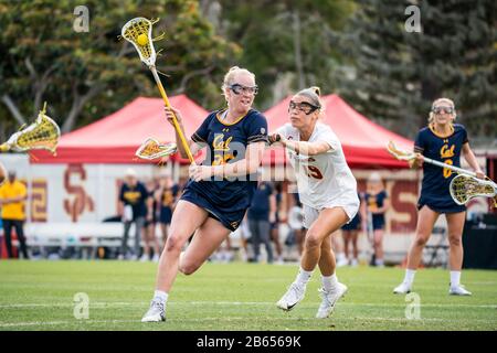 California Golden Bears il centrocampista Amanda Morse (25) passa oltre la California meridionale Donne di Troy centrocampista Kerrigan Miller (19) durante una partita NCAA lacrosse, domenica 8 marzo 2020, a Los Angeles, California, Stati Uniti. (Foto di IOS/Espa-Images) Foto Stock