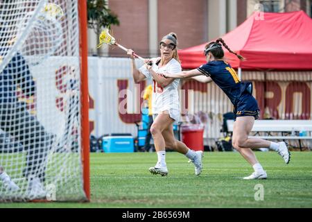 California del Sud Donne di Troy centrocampista Kerrigan Miller (19) cerca di sparare contro il difensore degli Orsi dorati della California Lizaban Campagna (10) durante una partita di lacrosse della NCAA, domenica 8 marzo 2020, a Los Angeles, California, Stati Uniti. (Foto di IOS/Espa-Images) Foto Stock