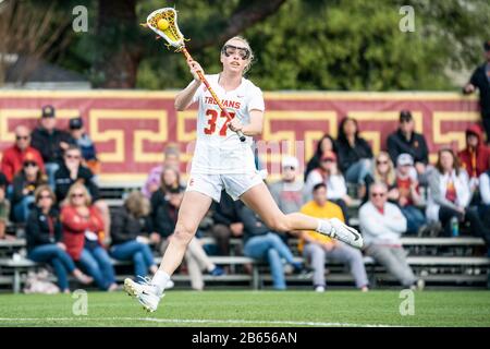 California del Sud Donne di Troy centrocampista Kaeli Huff (37) durante un incontro NCAA lacrosse contro la California Golden Bears, domenica 8 marzo 2020, a Los Angeles, California, Stati Uniti. (Foto di IOS/Espa-Images) Foto Stock