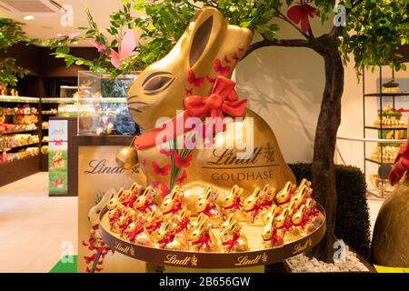 Lindt Gold Bunny espone al Lindt Boutique Shop and Cafe, Francoforte, Germania Foto Stock