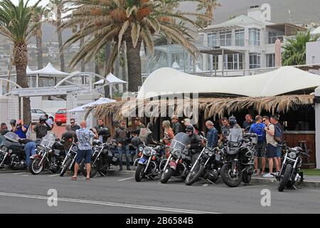 Sunset Sessions Bar, Victoria Road Camps Bay, Città Del Capo, Sud Africa. Foto Stock