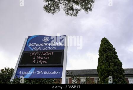 (200310) -- SYDNEY, 10 marzo 2020 (Xinhua) -- Foto scattata il 9 marzo 2020 mostra un cartello alla Willoughby Girls High School, che è stata chiusa dopo un caso confermato del coronavirus, a Sydney, Australia. Il numero di casi COVID-19 confermati in Australia ha raggiunto i 100, ha annunciato martedì il Ministro federale della sanità Greg Hunt. (Xinhua/Bai Xuefei) Foto Stock