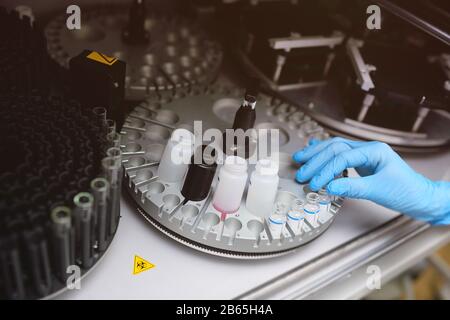 Impianti e apparecchiature per la biochimica in un moderno laboratorio Foto Stock