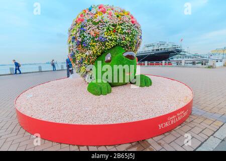 Yokohama, Giappone - 21 aprile 2017: Scultura di fiori al Yokohama Garden Necklace a Yamashita Park, primo parco sul mare in Giappone a Yokohama Port con Foto Stock