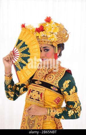 I ballerini balinesi tengono un fan, costume tradizionale della cultura della danza indonesiana Foto Stock