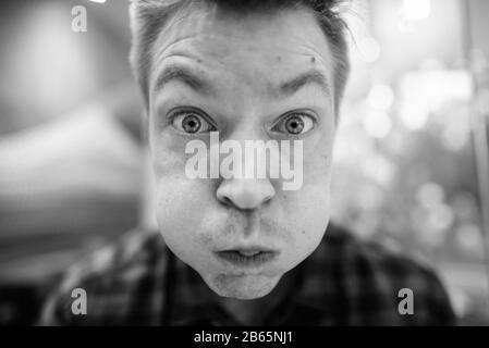 Faccia di giovane bel turista che fa faccia divertente Foto Stock