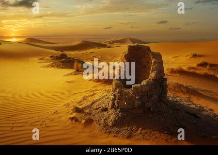 vecchio pozzo d'acqua nel deserto del sahara Foto Stock