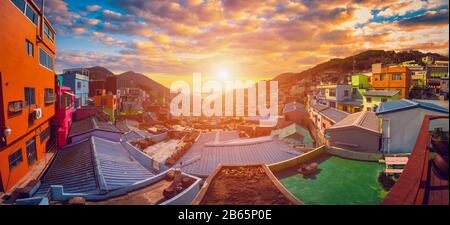 Vista panoramica del villaggio culturale di Gamcheon al tramonto nella città di Busan, Corea del Sud. Foto Stock