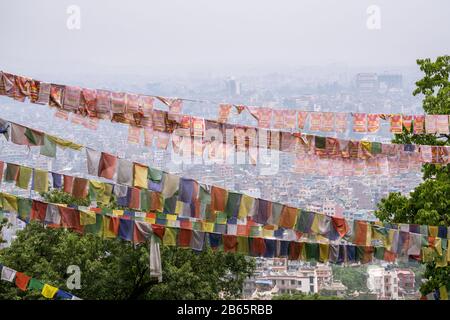 Bandiere di preghiera su Kathmandu, vista dal tempio di Swayambhunath. Nepal Foto Stock
