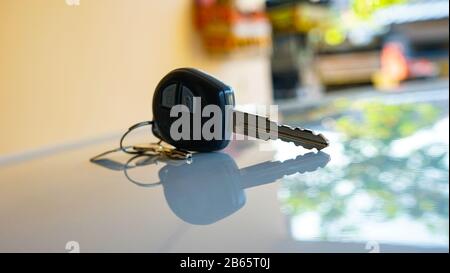 Chiudere la chiave dell'auto sul tavolo Foto Stock