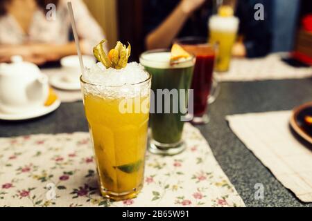 Tre creativi cocktail esotici con alcolici nel ristorante sullo sfondo del bar Foto Stock