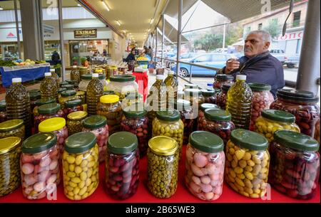 Produzione locale coltivata e conservata, comprese le olive Kalamata, l'olio e i capperi, nel mercato di Kalamata, Messinia, Peloponneso meridionale, Grecia. Foto Stock