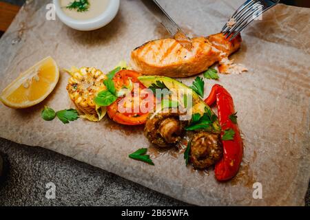 Salmone alla griglia con verdure fritte e salsa al pesto Foto Stock