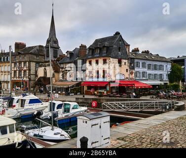 Honfleur, Calvados, Normandie, Francia. Honfleur si trova sull'estuario della Senna, vicino al famoso Ponte della Normandia Honfleur è famosa per il suo porto pittoresco, tra cui edifici colorati e case con facciate coperte di ardesia. Il porto di Honfleur è stato dipinto più volte da artisti che hanno dato vita ai movimenti impressionisti: Claude Monet, Gustave Courbet e Eugène Boudin. Foto Stock