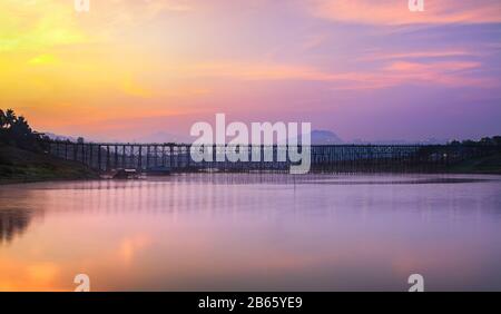 Il tramonto del vecchio ponte di legno (MON ponte) più lunga in Thailandia. a Sangklaburi in Kanchanaburi, Thailandia Foto Stock