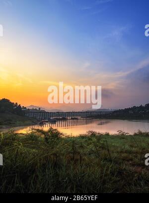 Il tramonto del vecchio ponte di legno (MON ponte) più lunga in Thailandia. a Sangklaburi in Kanchanaburi, Thailandia Foto Stock