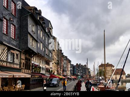 Honfleur, Calvados, Normandie, Francia. Honfleur si trova sull'estuario della Senna, vicino al famoso Ponte della Normandia Honfleur è famosa per il suo porto pittoresco, tra cui edifici colorati e case con facciate coperte di ardesia. Il porto di Honfleur è stato dipinto più volte da artisti che hanno dato vita ai movimenti impressionisti: Claude Monet, Gustave Courbet e Eugène Boudin. Foto Stock