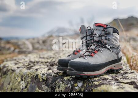 Scarpe grigie logore lasciate in pietra, alte in montagna Foto Stock