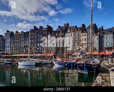 Francia, tipiche case normanne a graticcio a Sainte Catherine quai della città vecchia Honfleur. Foto Stock