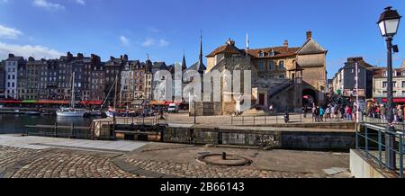 Honfleur, Calvados, Normandie, Francia. Honfleur si trova sull'estuario della Senna, vicino al famoso Ponte della Normandia Honfleur è famosa per il suo porto pittoresco, tra cui edifici colorati e case con facciate coperte di ardesia. Il porto di Honfleur è stato dipinto più volte da artisti che hanno dato vita ai movimenti impressionisti: Claude Monet, Gustave Courbet e Eugène Boudin. Foto Stock