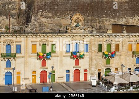 I Colorati e tradizionali Edifici terrazzati Cafe e Restaurant Lungo il Waterfront a Valletta a Malta. Foto Stock