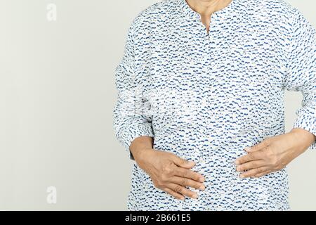 Donna anziana stomachache dolorose a casa,Donna sofferente di dolore addominale Foto Stock