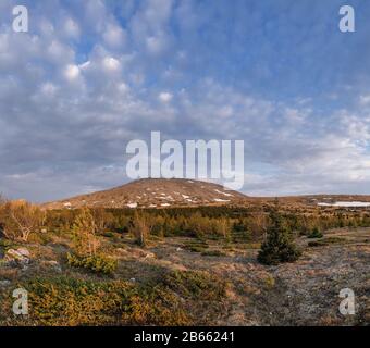 Vista panoramica del tramonto sulla colorata cima di una collina rocciosa bald dal crinale di montagna Foto Stock