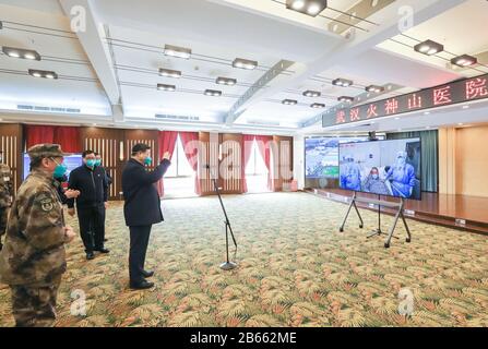 Wuhan, Cina. 10th Mar 2020. Il presidente cinese Xi Jinping, anche segretario generale del Comitato Centrale del Partito Comunista Cinese e presidente della Commissione militare Centrale, visita i pazienti che vengono trattati, con video chiamate all'ospedale Huoshenshan di Wuhan, nella provincia centrale cinese di Hubei, il 10 marzo 2020. Credito: Xinhua/Alamy Live News Foto Stock