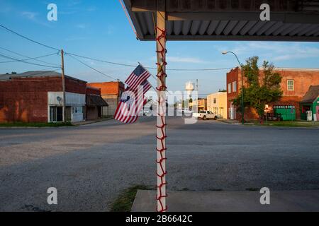 Commerce, Oklahoma, Stati Uniti - 7 luglio 2014: Vista della città di commercio lungo la storica US Route 66, nello Stato dell'Oklahoma, Stati Uniti. Foto Stock