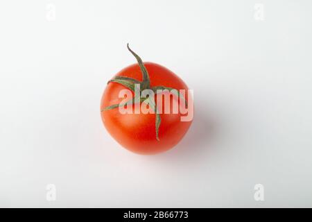 Close-Up del pomodoro contro uno sfondo bianco Foto Stock