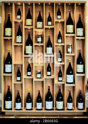 Europa, Francia Chalon-Sur-Saône Città, Bourgogne-Franche-Comté, Dipartimento, Bottiglie Di Vino Organizzato Su Shelves In Negozio Foto Stock