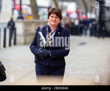 Arlene Foster, Primo ministro dell'Irlanda del Nord, arriva all'Ufficio del Gabinetto per una riunione di emergenza della COBRA per discutere del Coronavirus. Foto Stock