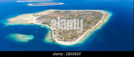 Veduta aerea panoramica di una splendida isola tropicale circondata da barriera corallina (Gili Air, Indonesia) Foto Stock