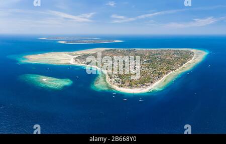 Veduta aerea panoramica delle splendide isole tropicali circondate dalla barriera corallina. (Isole Gili, Indonesia) Foto Stock