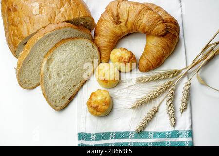 panetteria con farina bianca su un panno con grano su tavola bianca Foto Stock