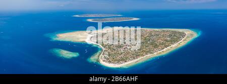 Veduta aerea panoramica delle splendide isole tropicali circondate dalla barriera corallina. (Isole Gili, Indonesia) Foto Stock