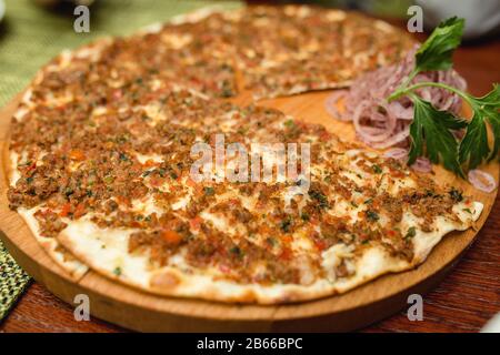 il lahmacun è una tradizionale pizza di carne tritata a-la con piatti turchi Foto Stock