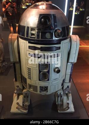 Utrecht , Amsterdam / Olanda - 08 21 2018 : Star Wars Identities R2D2 Exhibition robot Foto Stock