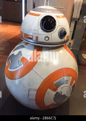 Bruxelles / Belgio - 08 21 2018 : Star Wars BB-8 Droid bb8 StarWars Identities Exhibition Foto Stock