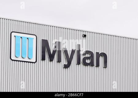 Bordeaux , Aquitaine / France - 10 02 2019 : Mylan Office firma il logo dell'azienda farmaceutica in Francia Foto Stock