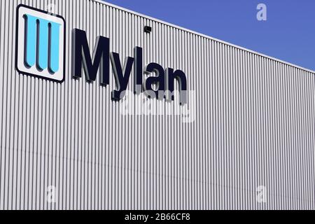 Bordeaux , Aquitaine / Francia - 10 15 2019 : fabbrica di firma Mylan fabbrica di prodotti farmaceutici azienda logo edificio Foto Stock