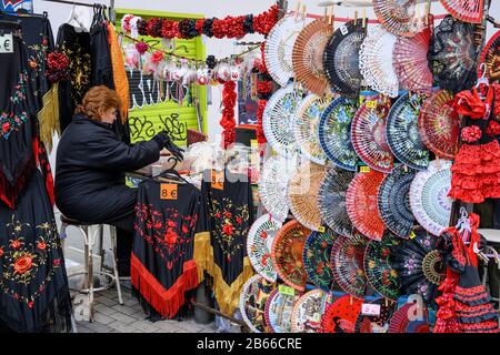 Ventilatori colorati in vendita nel mercato delle pulci Rastro sulla Calle de la Ribera de Curtidores tra la Latina e Embajadores, Madrid, Spagna. Foto Stock