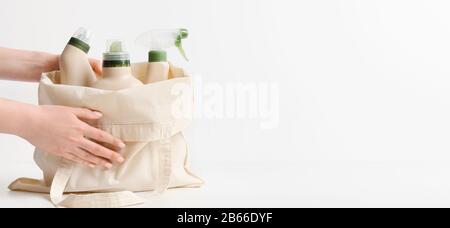 Donna che acquista molti detersivi ecologici per la pulizia domestica Foto Stock
