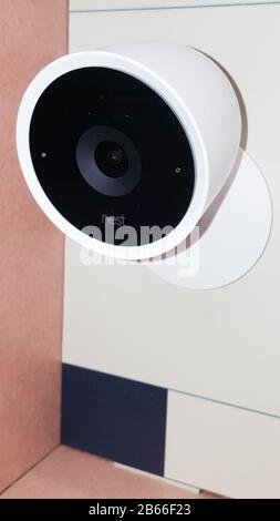 Bordeaux , Aquitaine / France - 11 07 2019 : google Nest Security Camera bianca sul muro Foto Stock