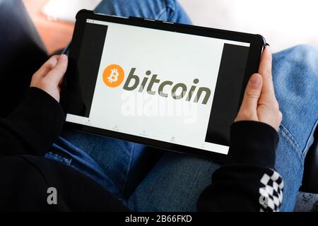 Bordeaux , Aquitaine / France - 11 25 2019 : logo di segni di bitcoin sul concetto di rete crittocurrency del tablet Foto Stock