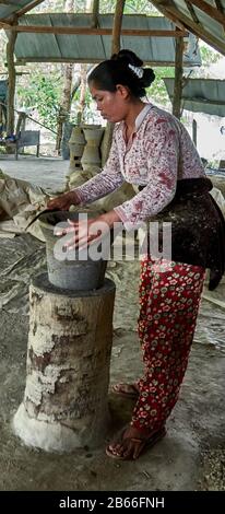 Cambogia, Siam Reap tradizionale Anmong Risei villaggio di vasaio, donna che fa ceramica lavoro Foto Stock