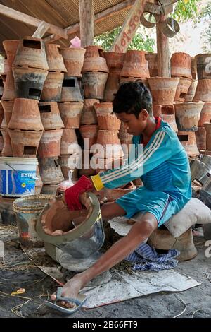 Cambogia, Siam Reap tradizionale Anmong Risei villaggio di vasaio, ragazzo che fa ceramica lavoro Foto Stock