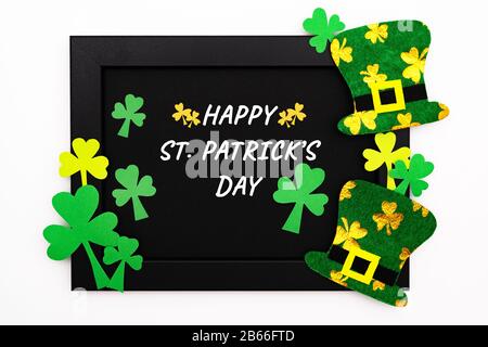 Giorno di San Patrizio, cappello festoso leprechaun e rocce scogli verdi sulla cornice fotografica Foto Stock
