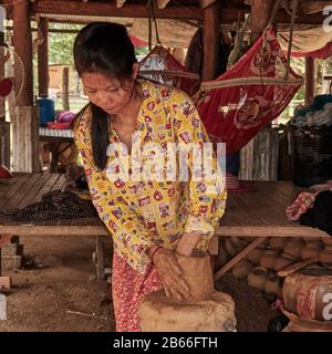 Cambogia, Siam Reap tradizionale Anmong Risei villaggio di vasaio, donna che fa ceramica lavoro Foto Stock